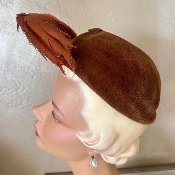 FASHIONABLE 1950s' RUSTY BROWN VELOUR FELT HAT + BOW + CURLY FEATHERS - Picture 2 of 12